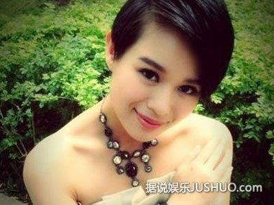 胡杏儿晒性感健身美照 网友调侃：瘦成闪电