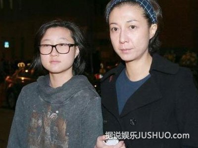 小龙女仍与母同住 心情好露笑容
