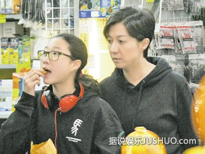小龙女仍与母同住 心情好露笑容
