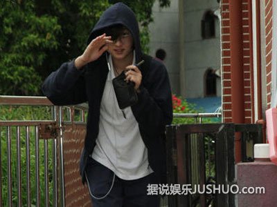 小龙女仍与母同住 心情好露笑容