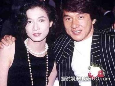 小龙女仍与母同住 心情好露笑容