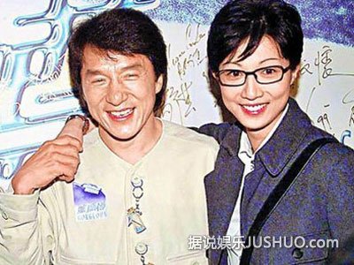 小龙女仍与母同住 心情好露笑容