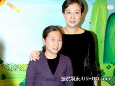 小龙女仍与母同住 心情好露笑容