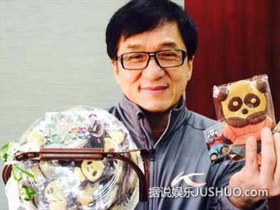 小龙女仍与母同住 心情好露笑容