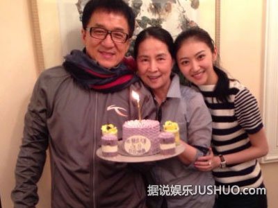 小龙女仍与母同住 心情好露笑容