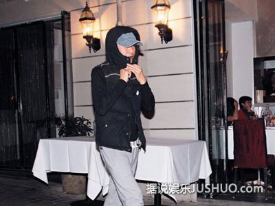 星爷告华谊失败 全副武装躲狗仔