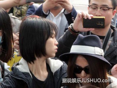 hebe田馥甄机场遭粉丝接机 险造成踩踏事件 hebe田馥甄机场遭粉丝接机 险造成踩踏事件