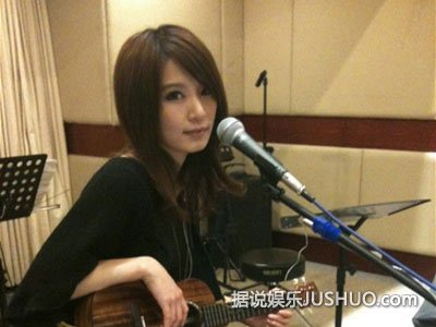 hebe田馥甄机场遭粉丝接机 险造成踩踏事件 hebe田馥甄机场遭粉丝接机 险造成踩踏事件