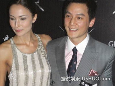 吴彦祖晒受伤照 性感腹肌抢镜遭调侃