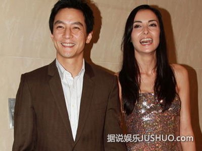 吴彦祖晒受伤照 性感腹肌抢镜遭调侃