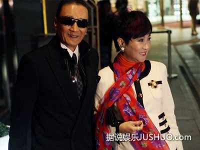 谢霆锋全家福曝光 一家人很温馨