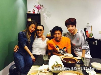 谢霆锋全家福曝光 一家人很温馨