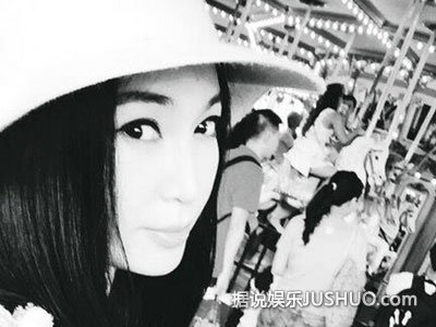 49岁温碧霞晒乘车照 娇艳动人被赞美人依旧