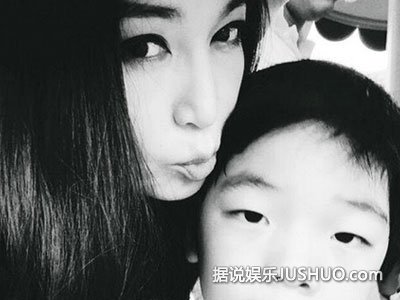 49岁温碧霞晒乘车照 娇艳动人被赞美人依旧