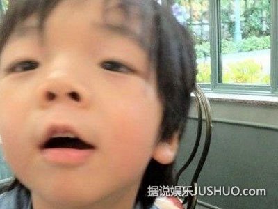 49岁温碧霞晒乘车照 娇艳动人被赞美人依旧