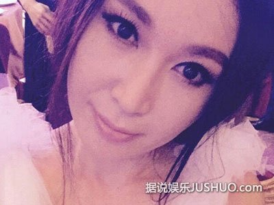 49岁温碧霞晒乘车照 娇艳动人被赞美人依旧