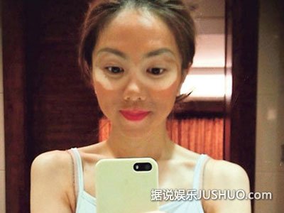 邓紫棋晒自拍再现莲花舌 金鱼嘴后又一绝技