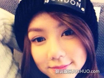 邓紫棋晒自拍再现莲花舌 金鱼嘴后又一绝技