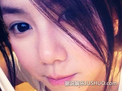 邓紫棋晒自拍再现莲花舌 金鱼嘴后又一绝技