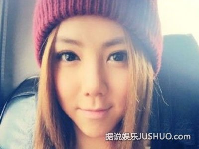 邓紫棋晒自拍再现莲花舌 金鱼嘴后又一绝技