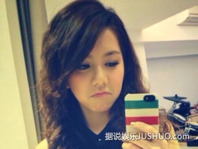 邓紫棋晒自拍再现莲花舌 金鱼嘴后又一绝技