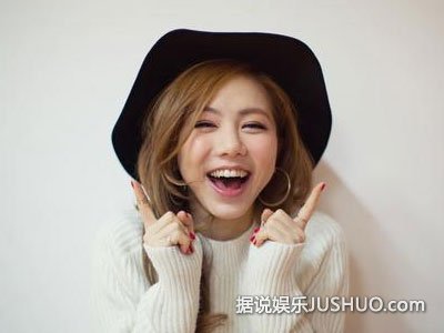 邓紫棋晒童年照 网友赞其颜值高