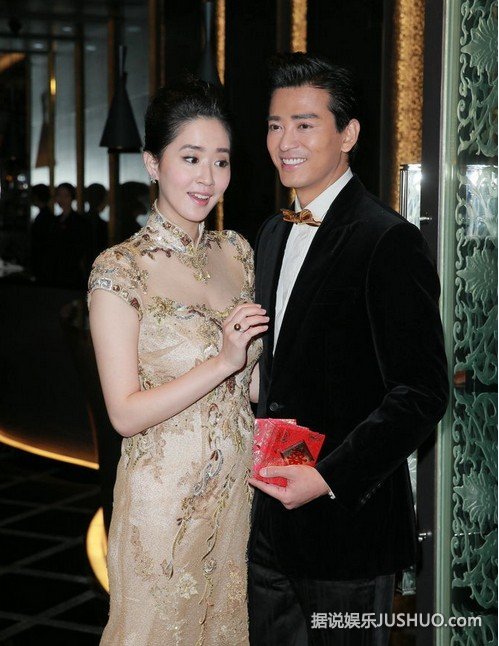 陈晓东曝爱妻已怀孕4月 当众深情一吻