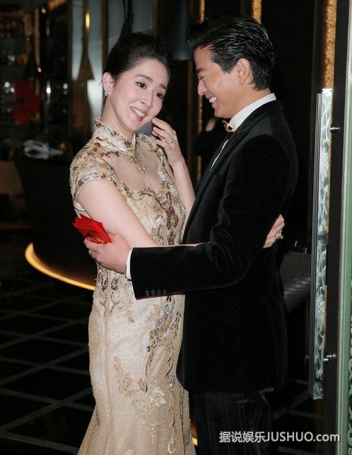 陈晓东曝爱妻已怀孕4月 当众深情一吻