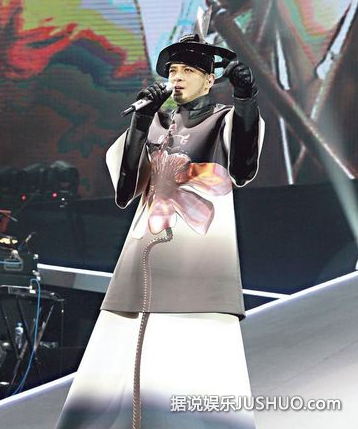 个唱圆梦人黄耀明：激情亲吻何韵诗