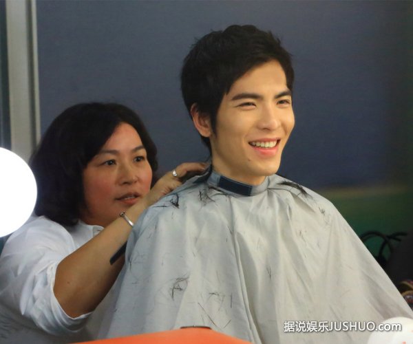 萧敬腾宣传新专辑封面剪去心爱长发