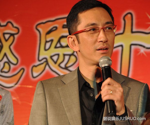 吴启华50岁生日 女人俱乐部六女献吻