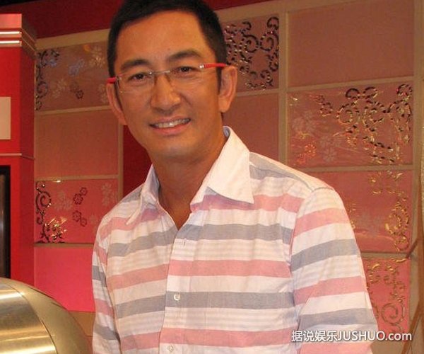 吴启华50岁生日 女人俱乐部六女献吻