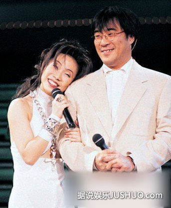 林忆莲与小11岁男友当街亲搂 有望八月结婚