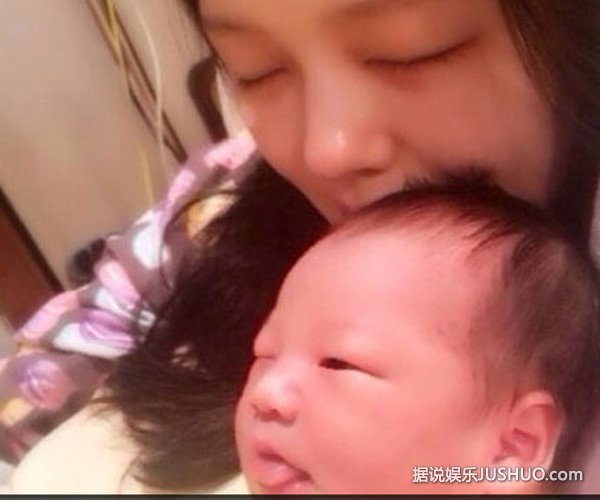 大S素颜晒女儿睡觉照 睡相被赞可爱
