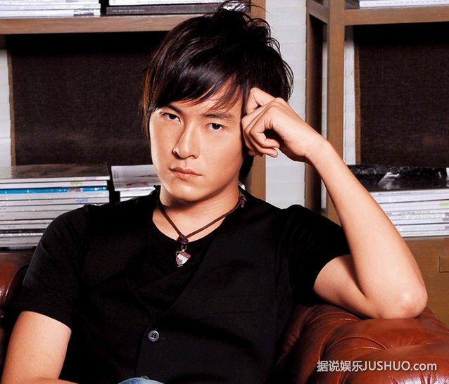 郑元畅半裸游走闹市5小时