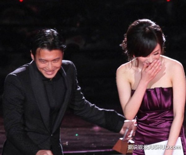 谢霆锋穿烂牛仔裤露内裤 被曝已穿11年 谢霆锋穿烂牛仔裤露内裤 被曝已穿11年