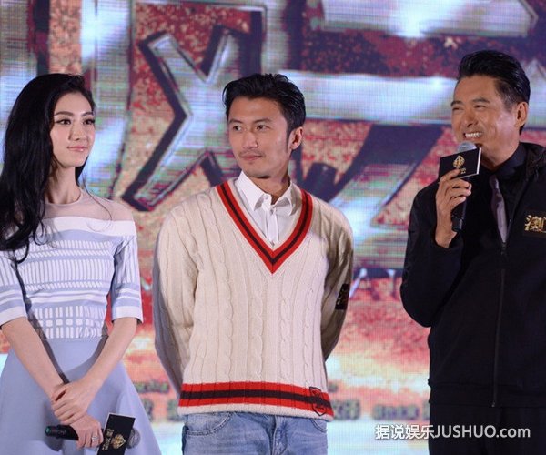 谢霆锋穿烂牛仔裤露内裤 被曝已穿11年 谢霆锋穿烂牛仔裤露内裤 被曝已穿11年