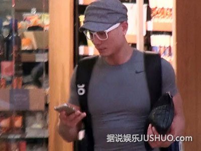 万绮雯素颜逛街 与男星搂抱