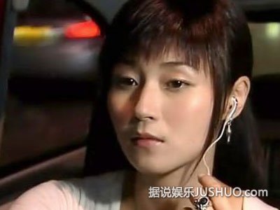 万绮雯素颜逛街 与男星搂抱