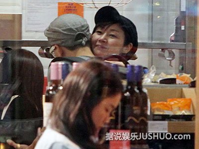 万绮雯素颜逛街 与男星搂抱