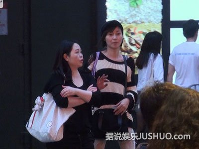 万绮雯素颜逛街 与男星搂抱