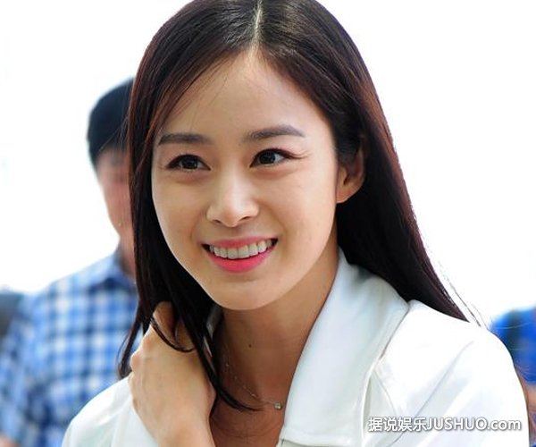 金泰希独自现身眼角现皱纹 白衣长发引女子偷拍