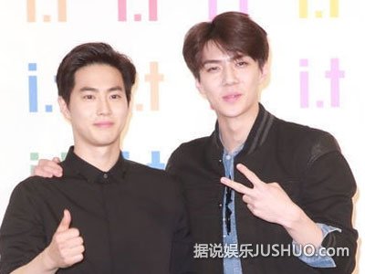 EXO金俊勉和吴世勋现身香港 千余粉丝包围 EXO金俊勉和吴世勋现身香港 千余粉丝包围