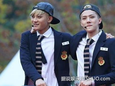 EXO金俊勉和吴世勋现身香港 千余粉丝包围 EXO金俊勉和吴世勋现身香港 千余粉丝包围