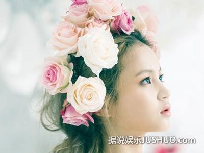 EXO金俊勉和吴世勋现身香港 千余粉丝包围 EXO金俊勉和吴世勋现身香港 千余粉丝包围