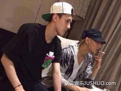 EXO金俊勉和吴世勋现身香港 千余粉丝包围 EXO金俊勉和吴世勋现身香港 千余粉丝包围