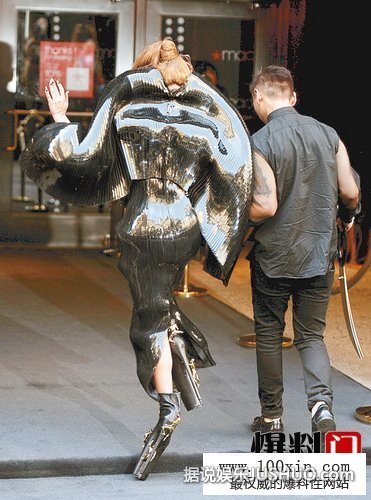 Lady GaGa背壳夸张 再一次冲击视觉波