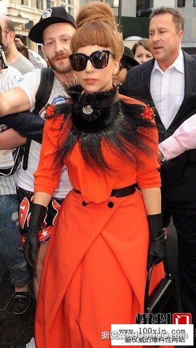 Lady GaGa背壳夸张 再一次冲击视觉波