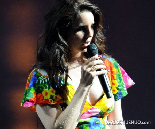 拉娜·德雷抽烟露腿霸气开唱