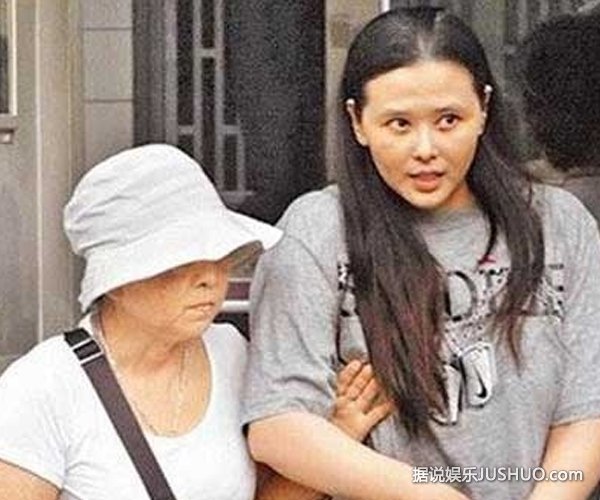 安吉丽娜朱莉昔日吸毒照曝光 全身针孔黑眼圈惊